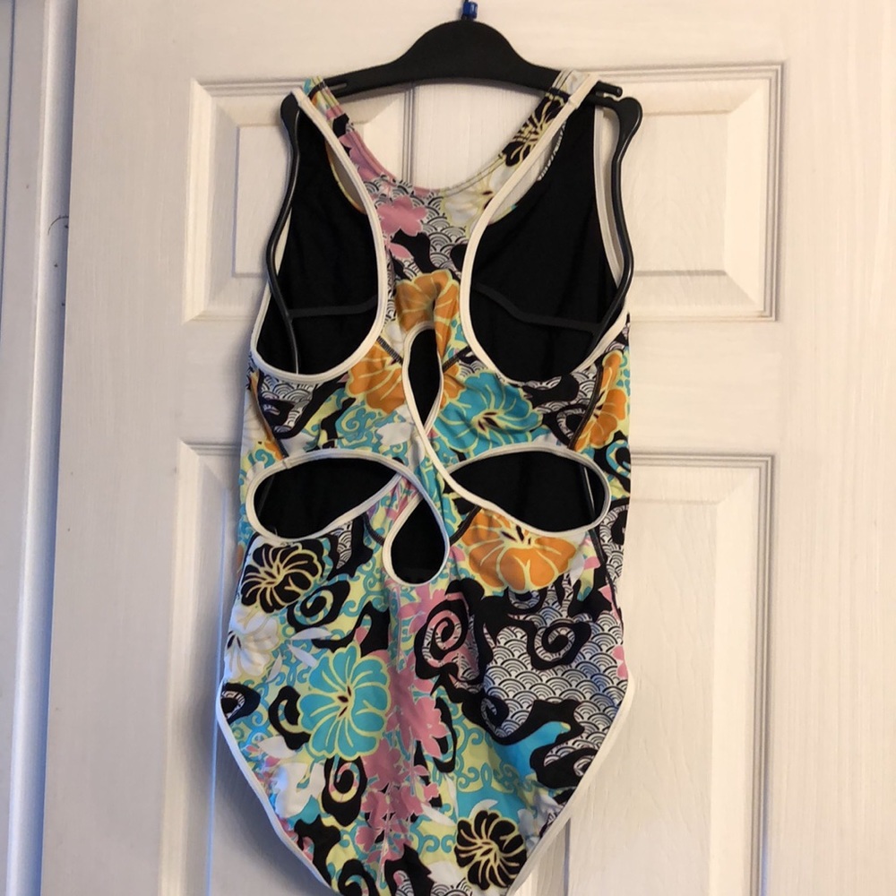 Reversible one piece swim suit